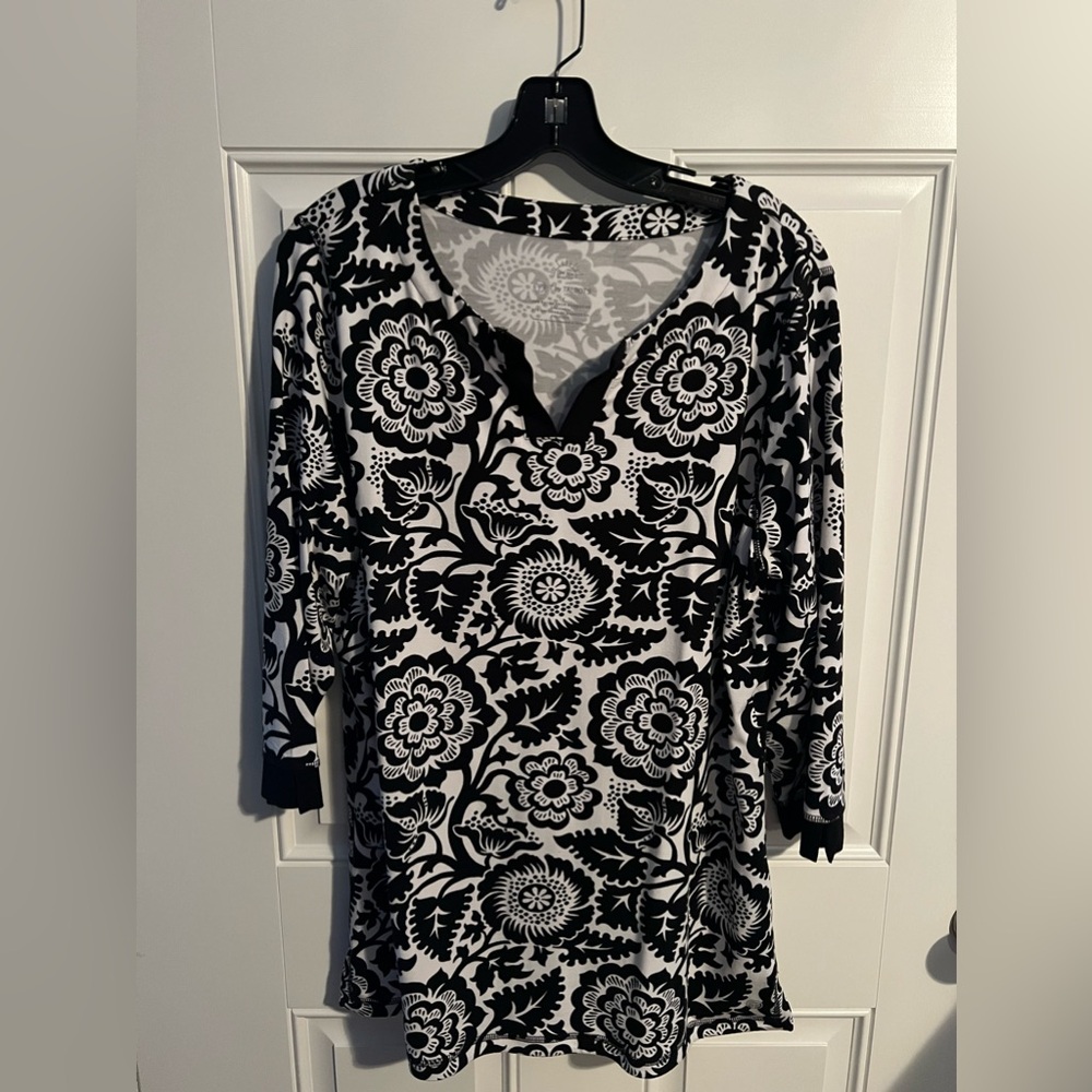 Talbots UPF 50+ Protection Black and White 3/4 Sleeve Tee